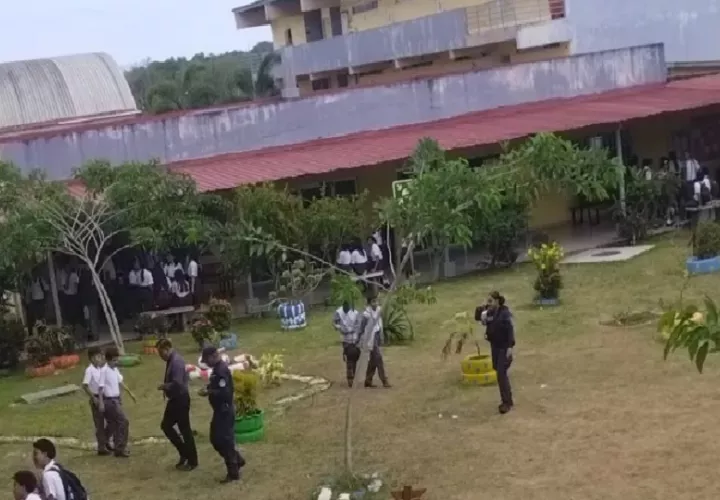 Este jueves, unidades de la Policía Nacional permanecerán apostadas en diversos puntos del colegio como medida de seguridad. Foto. Eric Montenegro