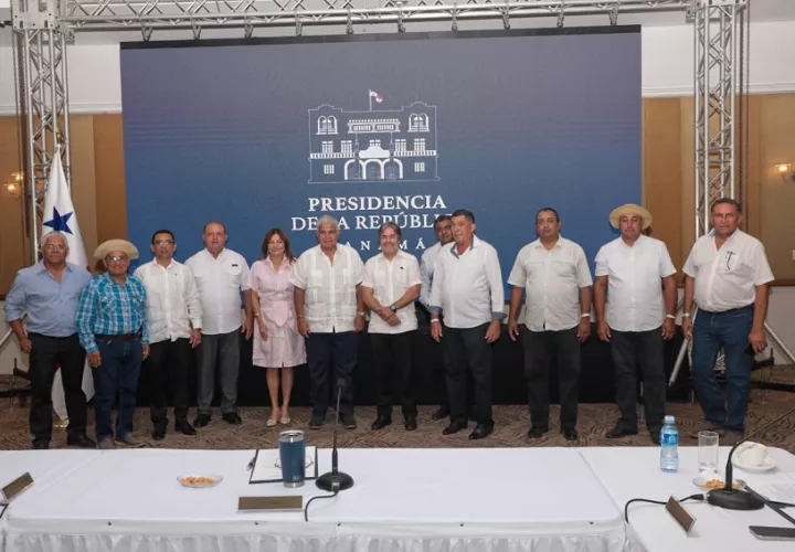 Durante su reciente visita a Los Santos, el presidente Mulino hizo la entrega de títulos. Foto. Cortesía