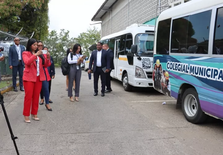 Los rostros de la alcaldesa de Arraiján fueron tapados en los buses colegiales.
