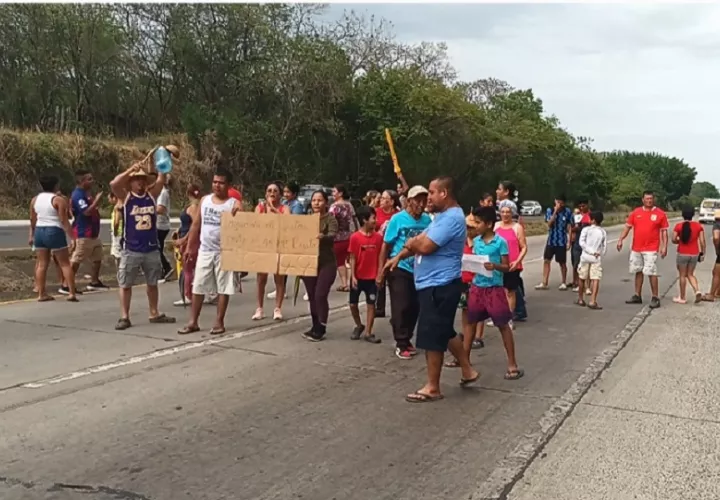 Los residentes exigen a las autoridades una solución definitiva al problema del suministro de agua potable. Foto. Melquíades Vásquez