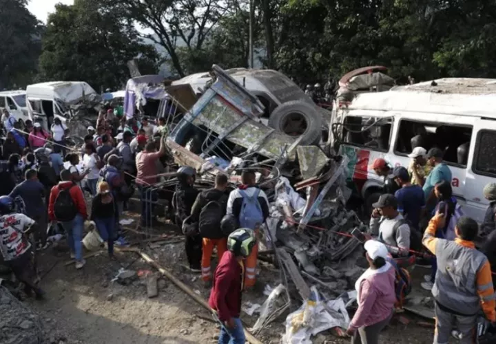 Personas realizan labores de rescate en la vía Panamericana tras un atentado en Cajibío (Colombia).Foto: EFE