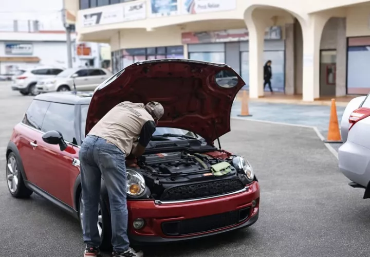 Perito automotriz revisa un auto. Foto: Cortesía