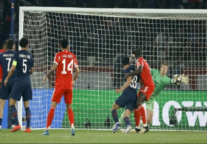 El portero del Bayern, Manuel Neuer (der.), es batido, mientras el PSG marca su segundo gol del partido en la semifinal de la Champions. Foto: EFE