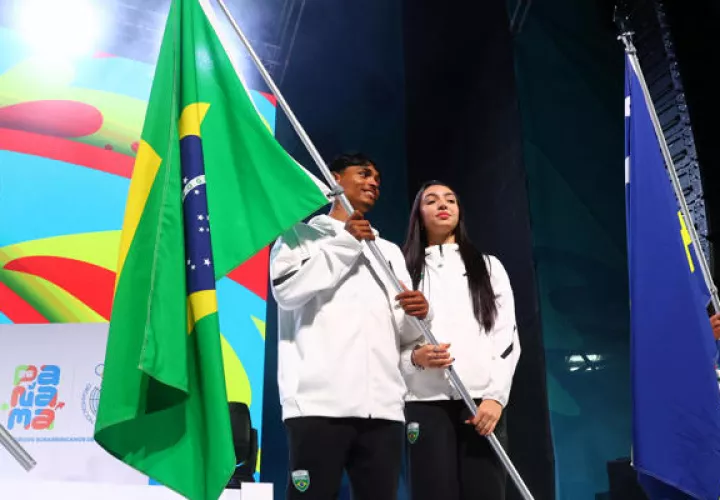 Atletas abanderados de Brasil. Foto: EFE