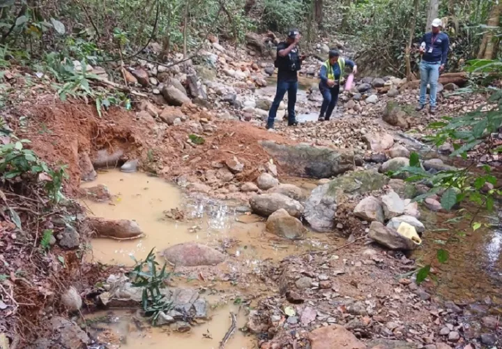 Según la inspección, el cauce se redireccionó aproximadamente tres metros desde su orilla.