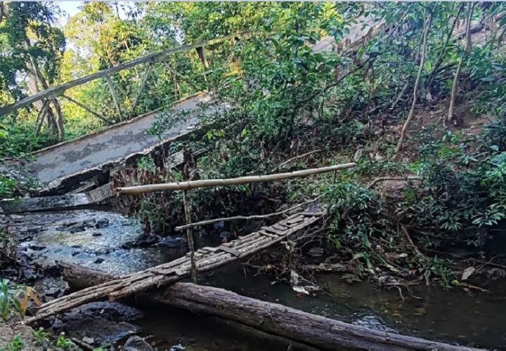  Los vecinos de Villa Carmen que utilizan este puente son conscientes de que, una vez lleguen las lluvias, será imposible utilizarlo.