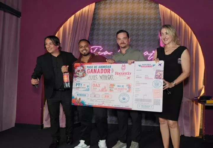 El ganador junto a organizadores. Foto: Cortesía