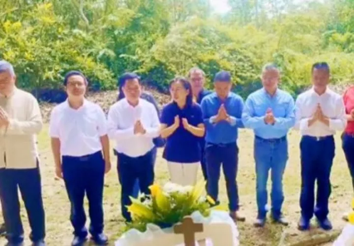 Embajadora durante la visita al cementerio. Foto: Diomedes Sánchez