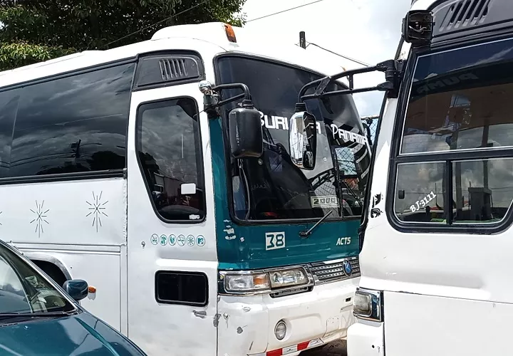 Guzmán Blanco, dirigente de ETOSA, dijo que actualmente hay 330 autobuses tipo nevera y buses de lata que no pueden pasar por el Puente de las Américas. Foto. Eric Montenegro