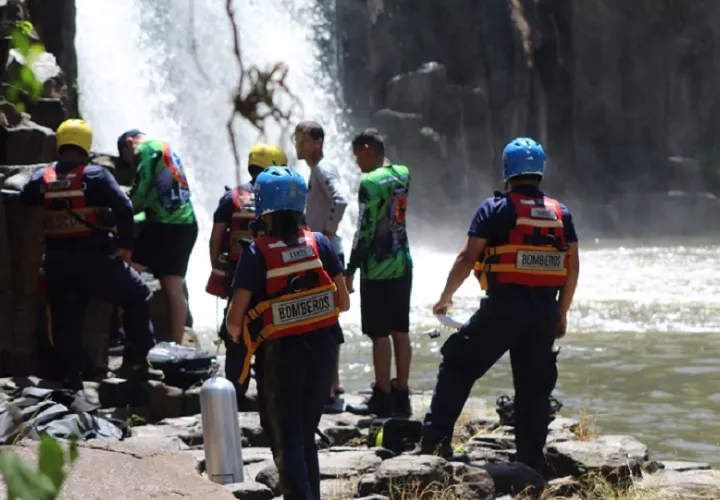 Una cámara de videovigilancia ubicada en el sitio captó al menor lanzándose al agua.