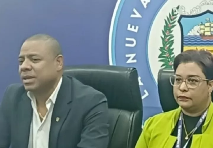 El alcalde de Colón Diógenes Galván dijo que  se podría limitar el personal en las oficinas y modificar el horario de trabajo de los empleados municipales. Foto. Cortesía