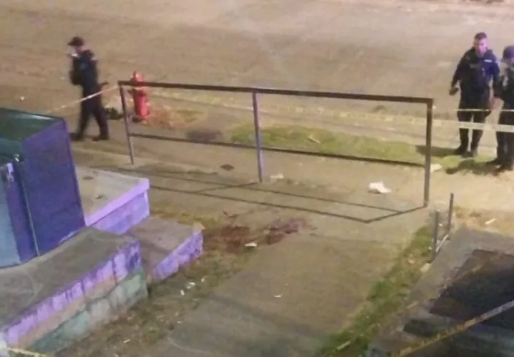 La escena del atentado quedó marcada por un rastro de sangre en el pavimento. Foto. Diómedes Sánchez