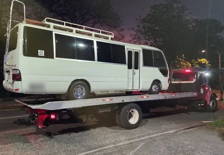 El bus fue removido con grúa, tras el resultado de la prueba al conductor. Foto: Cortesía