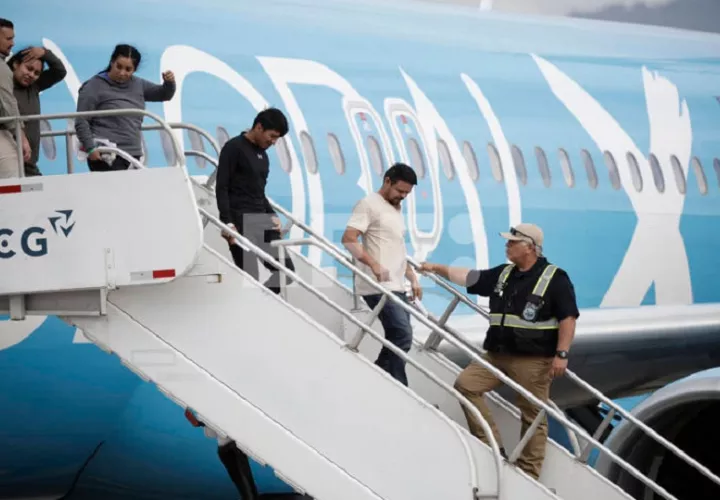  El primer vuelo llegó el 11 de abril con 25 migrantes, y el segundo el 17 de abril con 30 migrantes, de los cuales 8 eran costarricenses. EFE