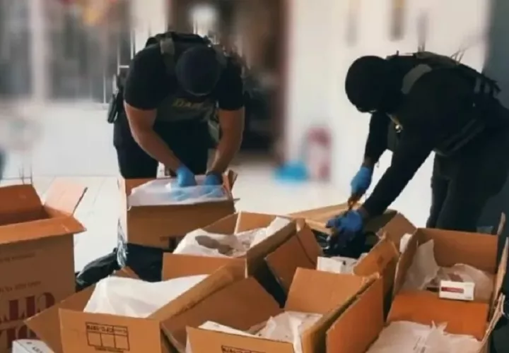 Las autoridades también ubicaron dos bolsas que contenían hierba seca de presunta marihuana. Foto. Senafront