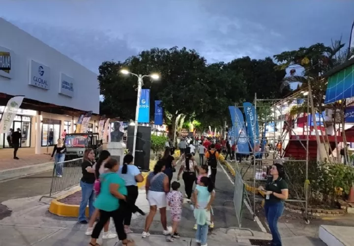 Uno de los momentos más significativos de la feria fue la jornada de acceso gratuito realizada recientemente, dirigida a familias de escasos recursos. Foto. Thays Domínguez