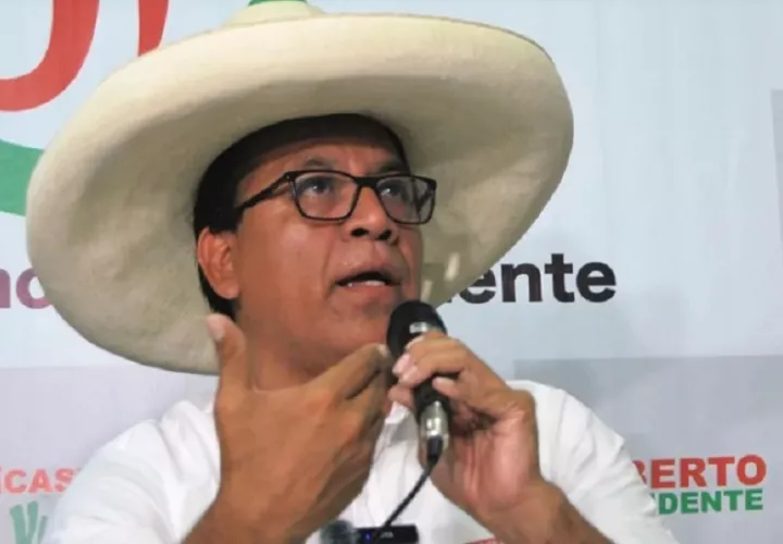 El candidato de Juntos por el Perú, Roberto Sánchez, copiando el estilo del depuesto expresidente, Pedro Castillo. Fotro: EFE/ Fernando Gimeno