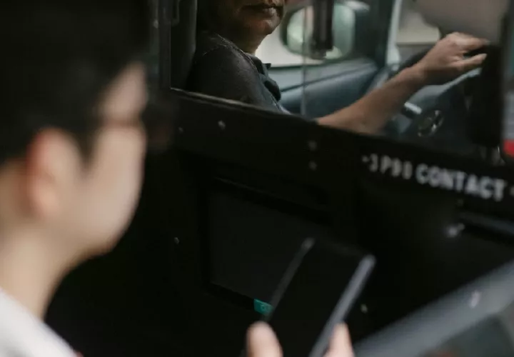 Las plataformas digitales funcionan en todo el mundo, como servicio alterno al transporte selectivo. Foto ilustrativa