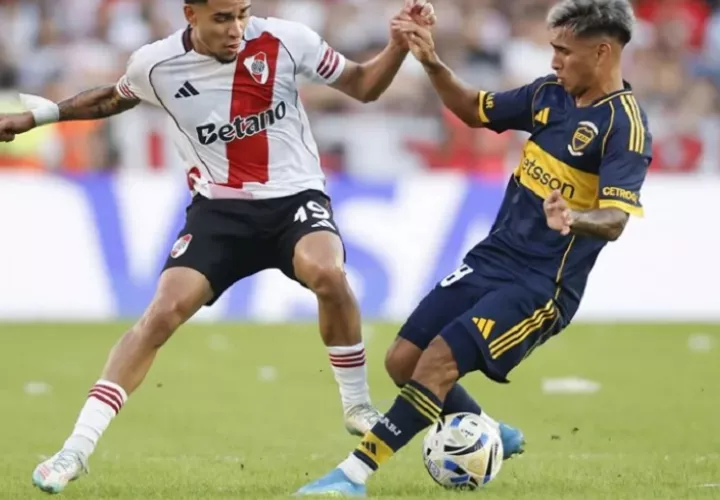 Kendry Páez (i) de River Plate disputa el balón con Milton Delgado de Boca Juniors en un partido de la Liga Profesional Argentina entre River Plate y Boca Juniors. Foto: EFE/ Juan Ignacio Roncoroni