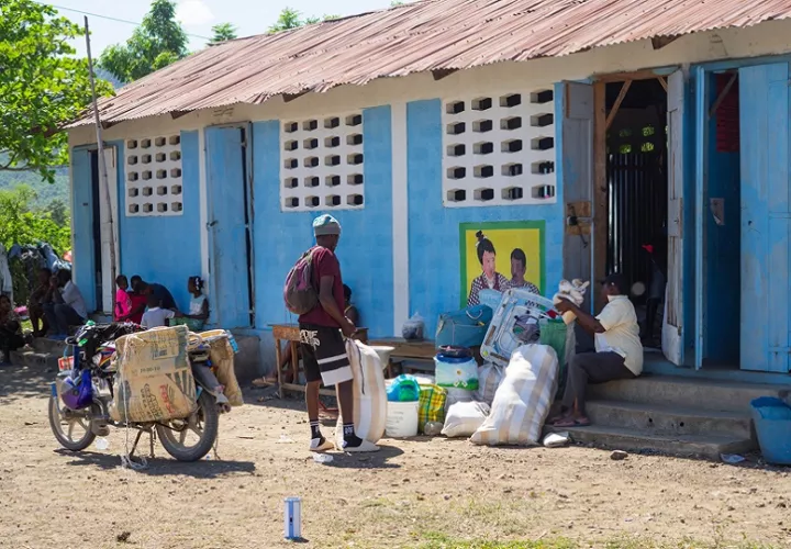 Personas refugiadas en una escuela en Marchand Dessalines (Haití). Foto: EFE