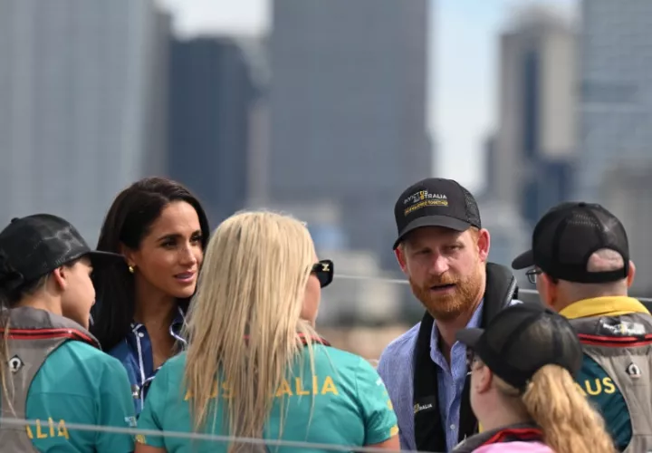 El príncipe Harry (C-D) y Meghan (C-I), duques de Sussex. Foto: EFE / EPA / DEAN LEWINS