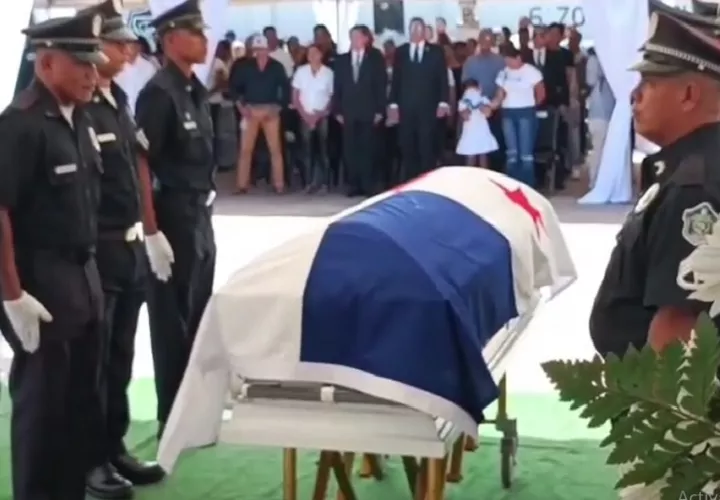 Durante la ceremonia, el ministro de Seguridad destacó el sacrificio que implica la labor policial, señalando que “hoy despedimos al padre, al hijo, al amigo y al compañero”. Foto. Thays Domínguez