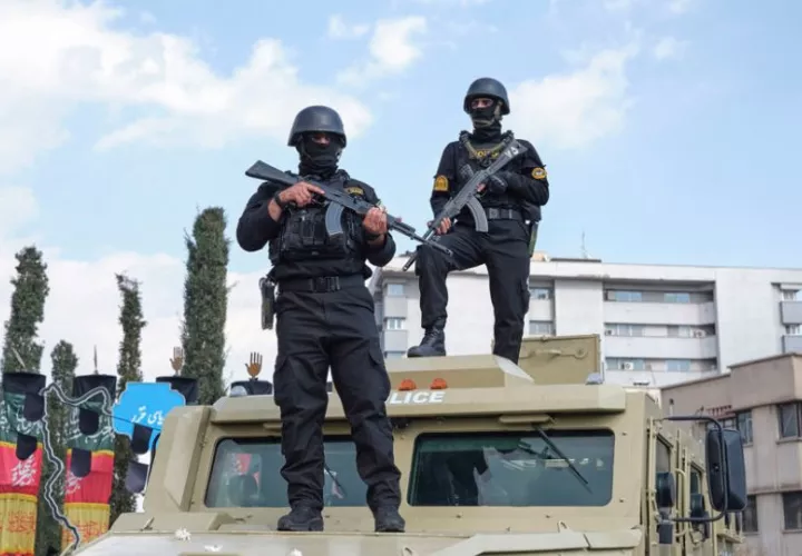 Dos soldados desplegados en el funeral del comandante de las Fuerzas Navales de la Guardia Revolucionaria Alireza Tangsiri en la plaza Engelab de Teherán. Foto: EFE