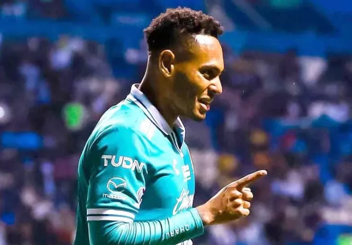 Ismael Díaz aprovechó el error del portero de Puebla. Foto @clubleon_oficial