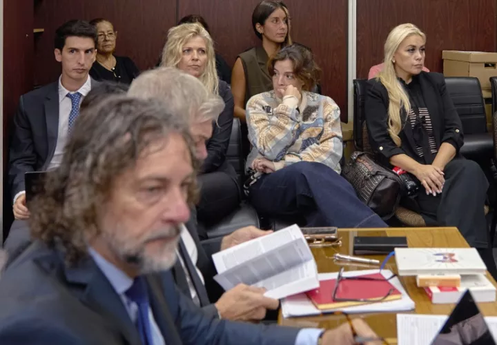 La hija de Maradona, Dalma (c), asiste al tribunal. Foto: EFE / Adan González