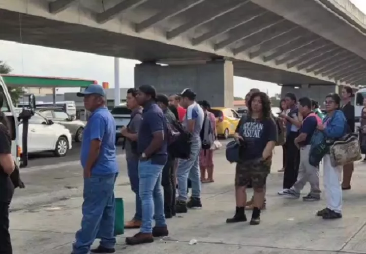 Los usuarios llevan dos semanas afectados por el servicio de tránsito, primero por el alza del combustible y ahora por el cierre del Puente de Las Américas. Foto. Eric Montenegro