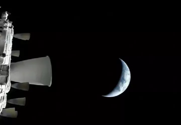 Imagen distribuida por la NASA que muestra la nave Orión de la misión Artemis II en su trayectoria de alejamiento de la Tierra. Foto: EFE/ NASA