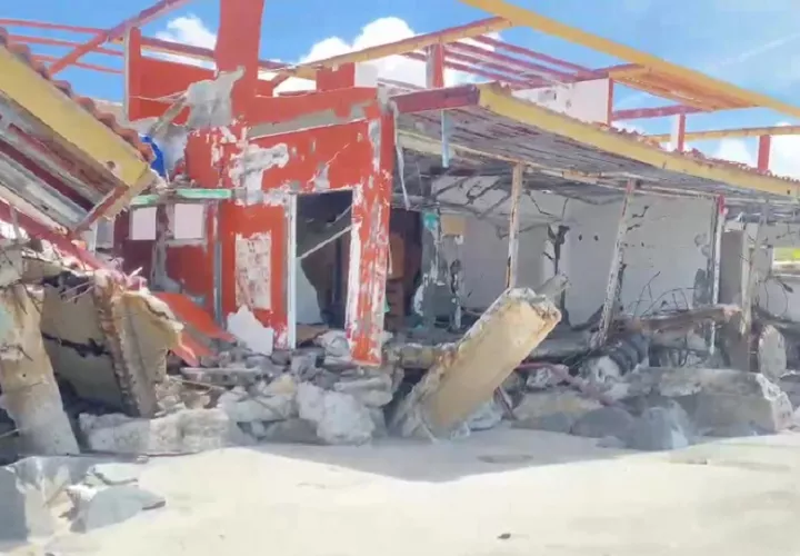 Semanas atrás, el intenso oleaje había provocado daños significativos en un hostal, obligando a su propietario a abandonarlo. Foto. Eric Montenegro