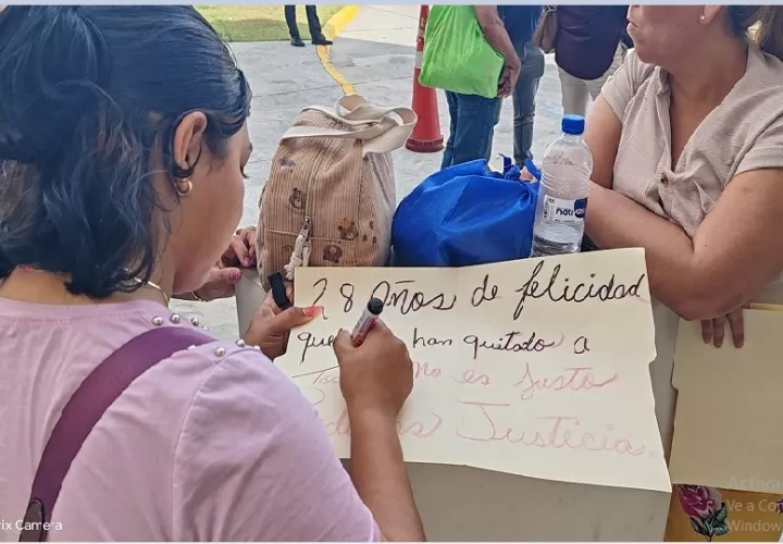 La familia de los hermanos Ávila se mantuvo durante las más de dos horas que duró la audiencia, a las afueras de la sede del Órgano Judicial, con la esperanza de que se lograra su libertad. Foto. Eric Montenegro