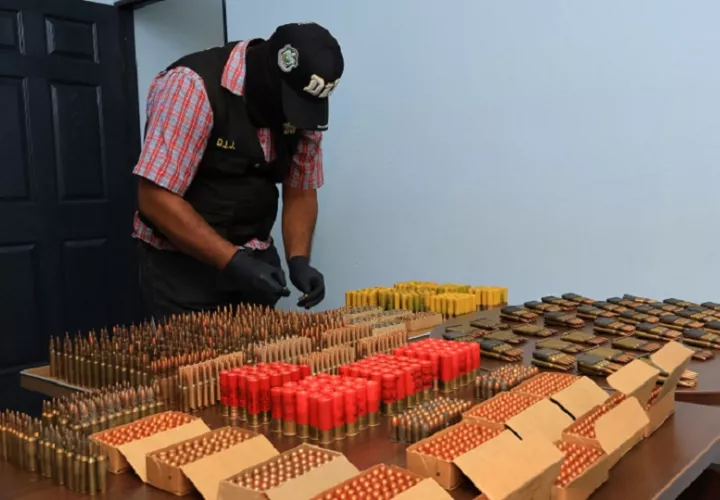 Las municiones se mantenían dentro de sus cajas originales y almacenadas en un cajón de plástico. / Fotocomposición: Eric Montenegro