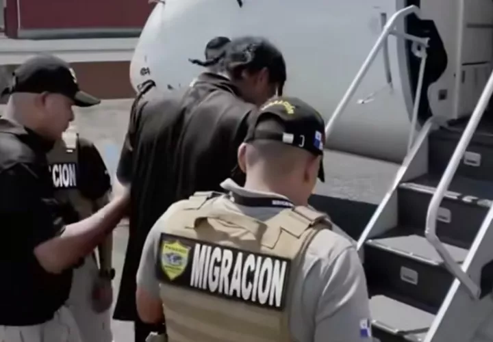 El extranjero fue deportado a su país.