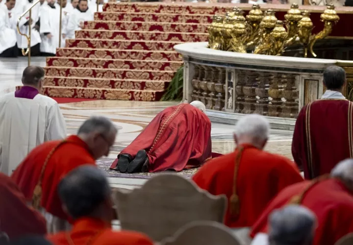 León XIV retomó la tradición de los papas de yacer en la conmemoración de la Pasión. Foto: EFE