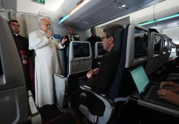 El papa a bordo del avión papal. Foto: EFE