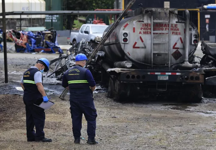 Labores de inspección técnica en el Puente de las Américas.  EFE