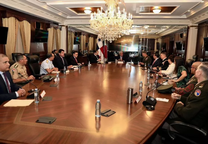 Reunión entre las autoridades panameñas y estadounidenses. Foto: EFE