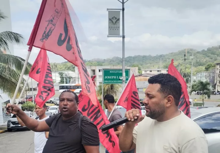 Obreros afiliados al Suntracs se manifestaron en las afueras de los juzgados de trabajo. Foto: Internet