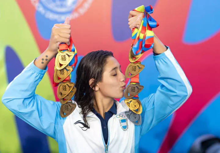 La argentina Agostina Hein muestra las medallas ganadas en los Juegos Suramericanos de la Juventud. Foto: EFE