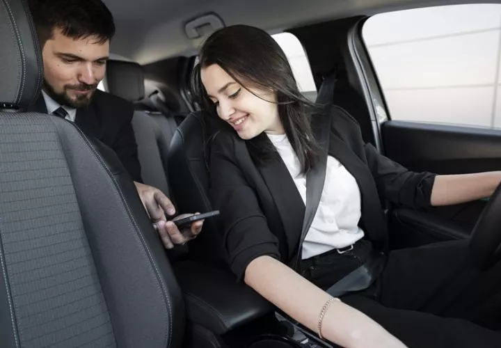 Los viajes en apps se han convertido en una opción amigable para cientos de usuarios. Foto: Freepik