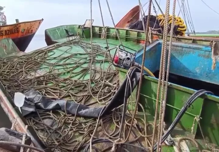 Un grupo de embarcaciones arrastró aún más hacia la costa al "Anchovetas II".