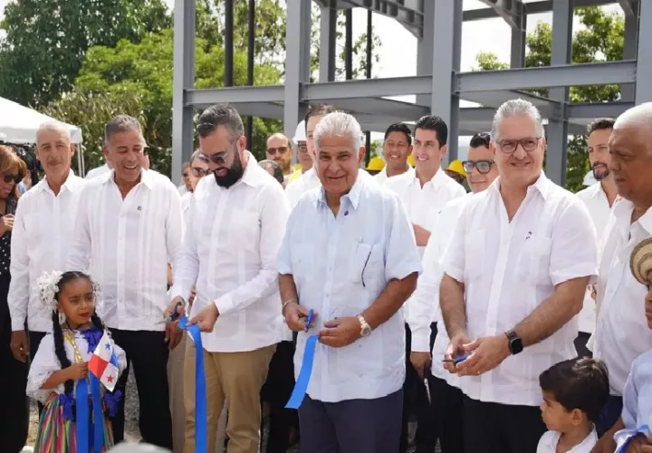 El presidente José Raúl durante la inauguración del proyecto del Anillo hidráulico en Caimitillo.