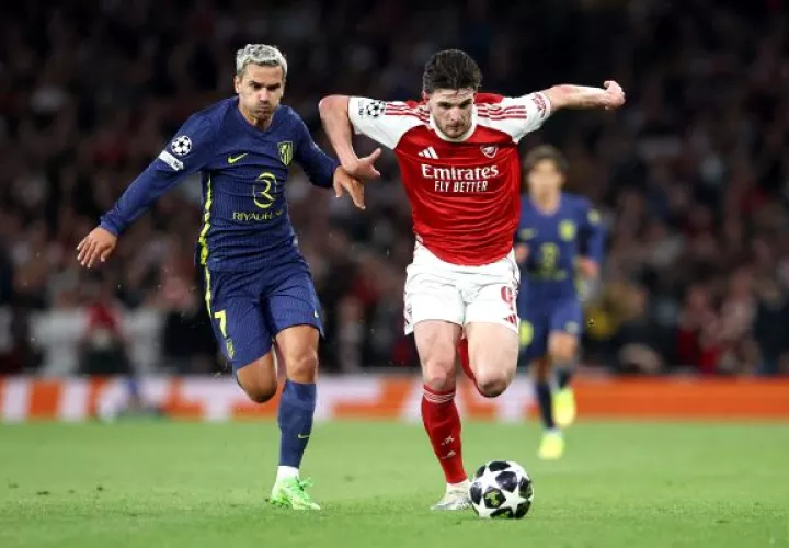 Declan Rice, del Arsenal, disputa un balón contra Antoine Griezmann, del Atlético de Madrid. Foto: EFE