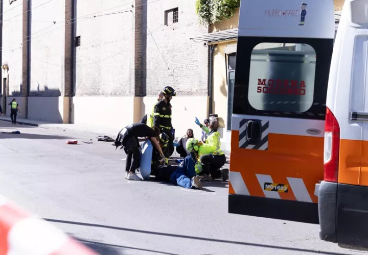Fuerzas del orden y personal de emergencia trabajan en la zona donde un vehículo arrolló este sábado a varios peatones. Foto: EFE