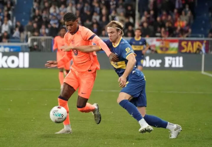 El delantero británico del FC Barcelona, Marcus Rashford (izq.), disputa el balón ante el defensa finlandés del Alaves, Ville Kosk. Foto: EFE
