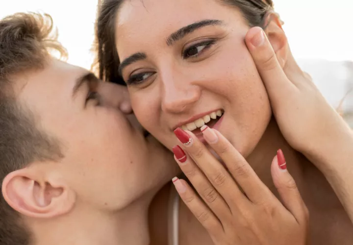 Una deficiente higiene bucal o unas carillas mal colocada también puede arruinar un beso. Foto: Ilustrativa / Freepik