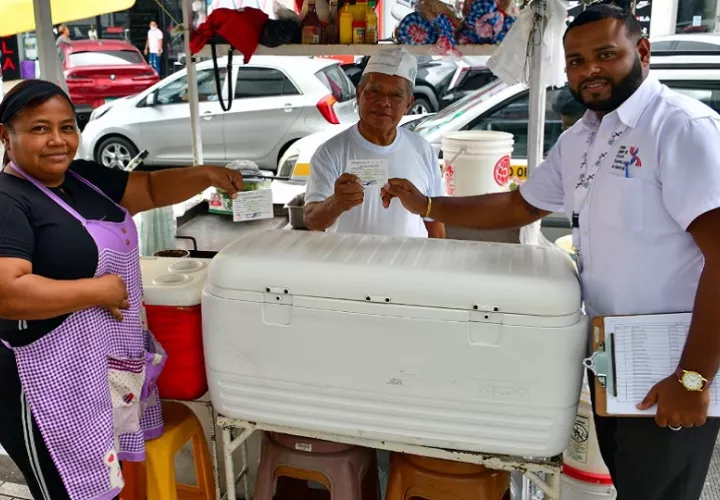 A los manipuladores de alimentos se les brindó varias charlas en la preparación de los alimentos. Foto: Diomedes Sánchez