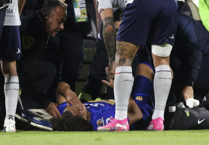 Adalberto 'Coco' Carrasquilla de Pumas se lesionó en la final de la Liga MX  ante Cruz Azul, en el estadio Olímpico Universitario en la Ciudad de México. Foto: EFE